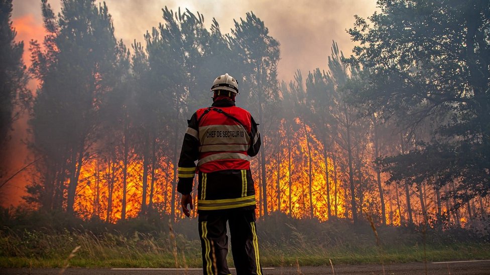 Heatwave: More evacuations as Mediterranean wildfires spread