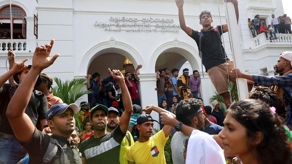 Las reacciones de los manifestantes después de ingresar a las instalaciones de la oficina del Primer Ministro de Sri Lanka, Ranil Wickremesinghe.