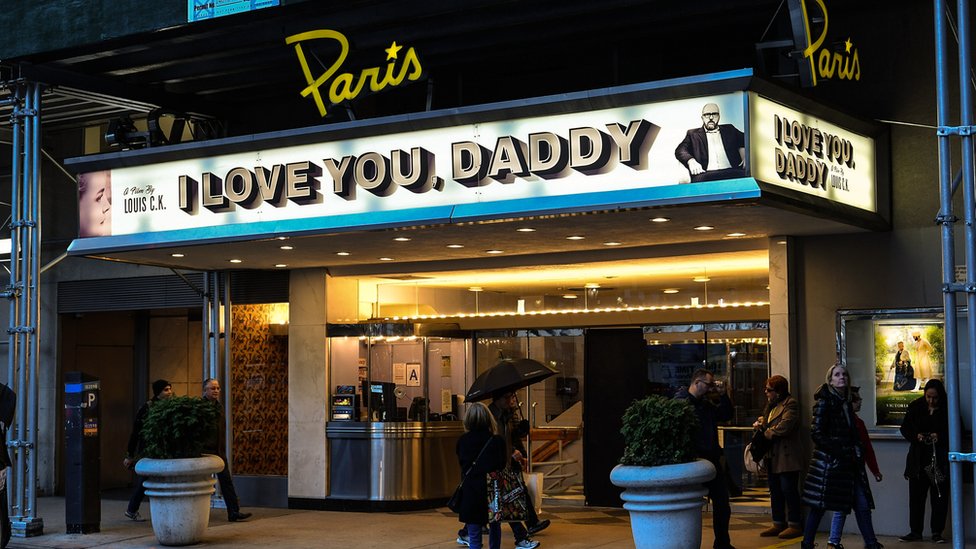 Внешний вид Парижского театра с шатром, рекламирующим фильм Луи С.К. «Я люблю тебя, папа» в Нью-Йорке 9 ноября 2017 г.