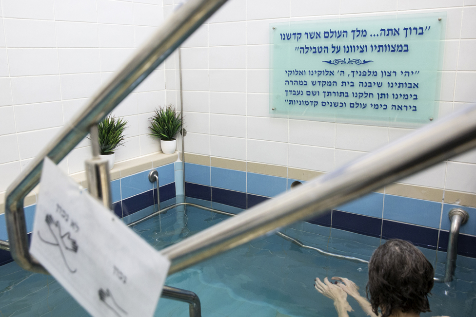 Jevrejka ulazi u vodu mikve u Jerusalimu - religija od svih udatih ortodoksnih žena zahteva da odlaze na ritualno kupanje, noću, sedam dana po okončanju menstrualnog ciklusa