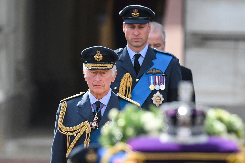 Raja Charles III dan Pangeran William menuju Istana Westminster