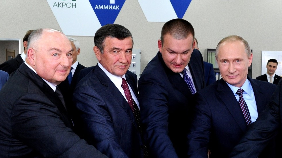 Vyacheslav Kantor (o primeiro à esquerda) recebeu Vladimir Putin na planta de uma das suas fábricas de fertilizantes na Rússia, em julho de 2016