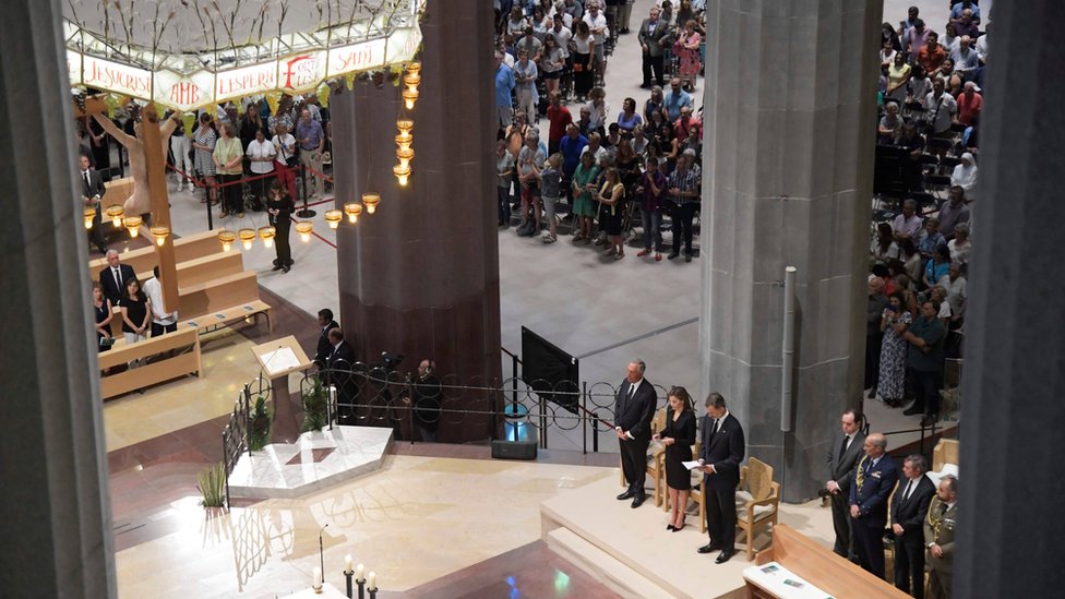La misa a la que asistieron el rey Felipe y la reina Letizia de España se celebró en la basílica de La Sagrada Familia. También participaron decenas de fieles. Rey Felipe y la reina Letizia de España junto a de cenas de fieles