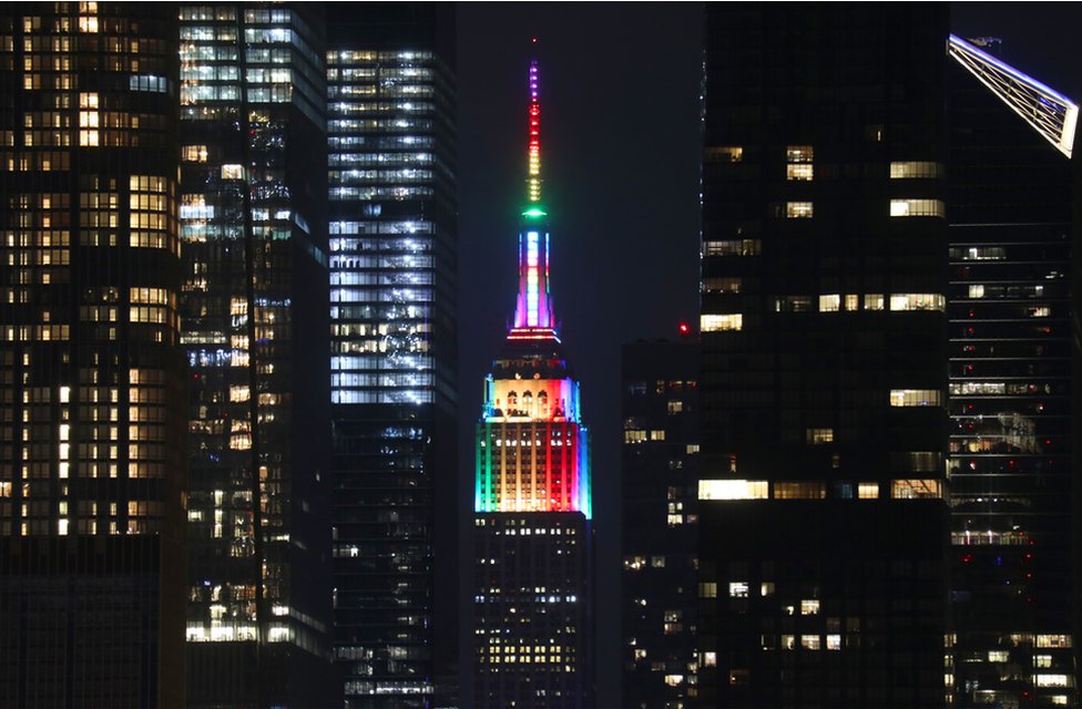 美國紐約城的帝國大廈點亮彩虹燈慶祝驕傲大遊行。