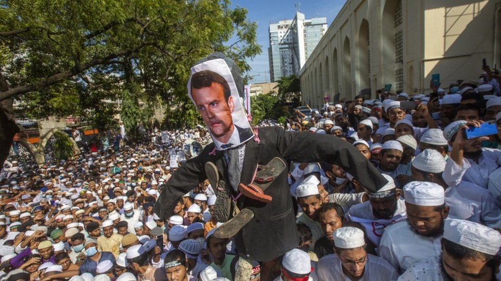 Члены и сторонники нескольких исламистских политических партий держат изображение президента Франции Макрона в Дакке