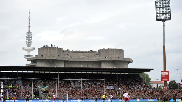 Sent Paulijev Milerntor stadion iz 2010, sa hamburškim Hajnrih Herc TV tornjem u pozadini i navijačima na vrhu bunkera iz vremena Drugog svetskog rata