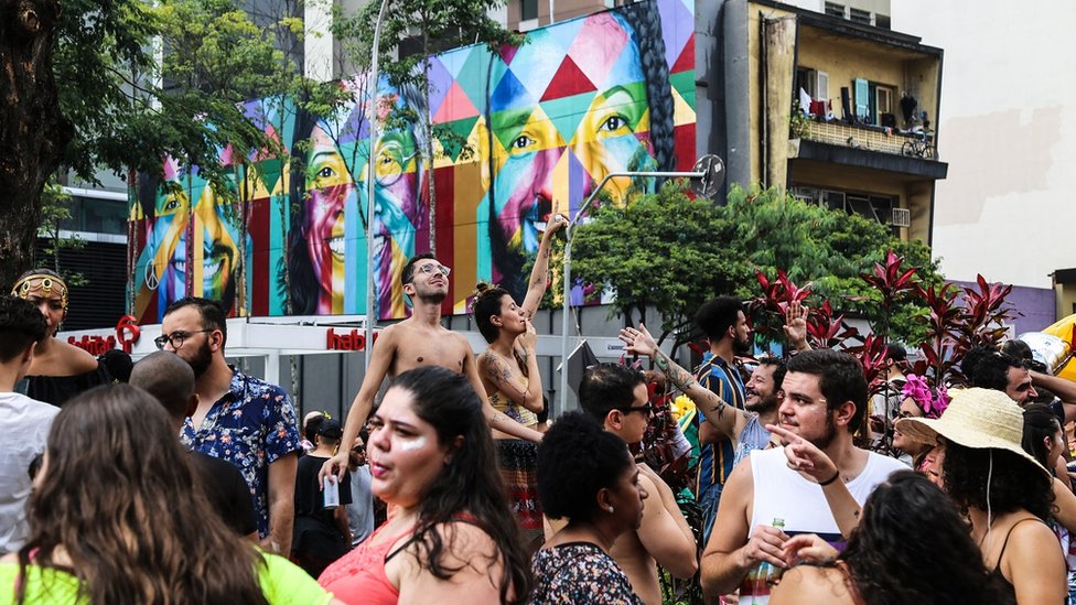 Entusiastas bailan en las calles de Sao Paulo.