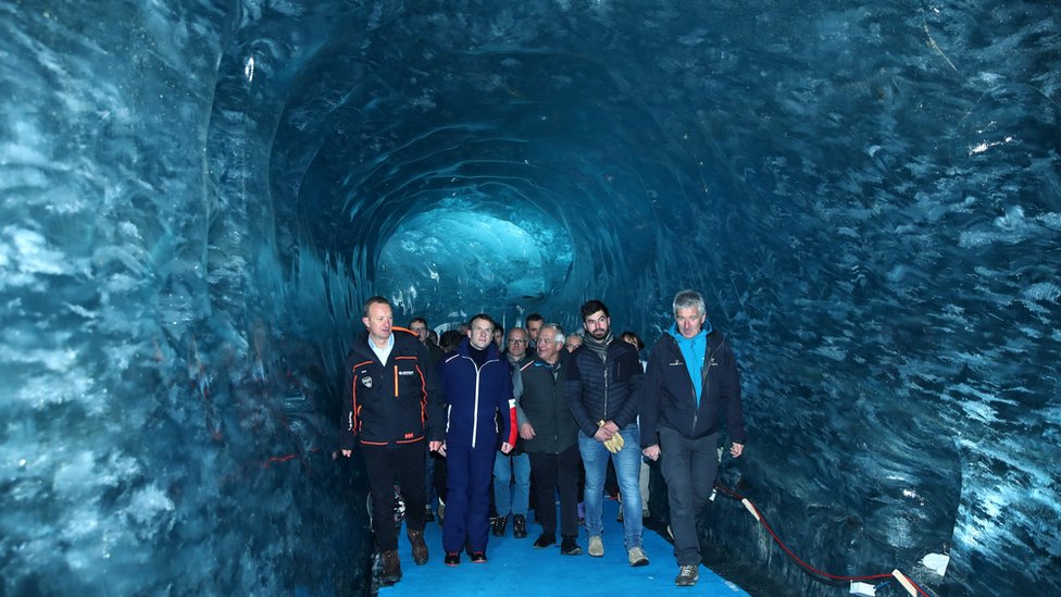 Эммануэль Макрон вместе с учеными и министрами посещает ледник Мер-де-Глас