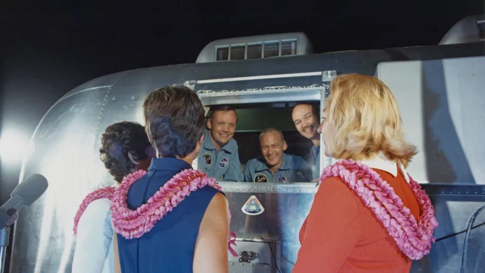 Para astronot Apollo 11 dikarantina setelah mendarat, tetapi ada celah saat mereka diangkat di laut.