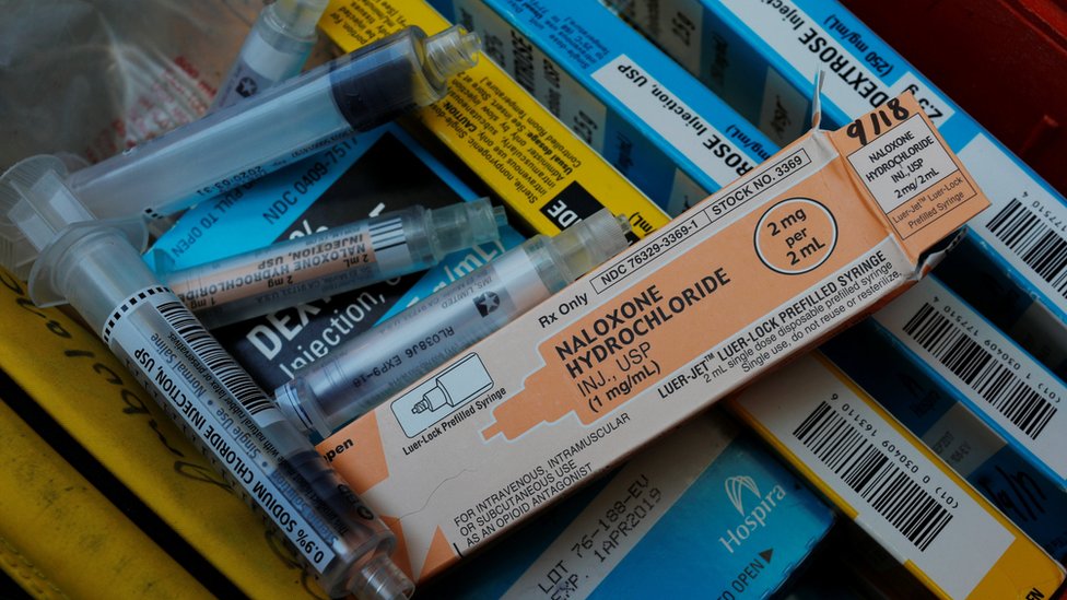 A diferencia de la mayoría de los países europeos, EE.UU. no cuenta con atención médica universal pagada que es solventada por los impuestos. Medicinas para reanimar a personas con problemas con opioides.