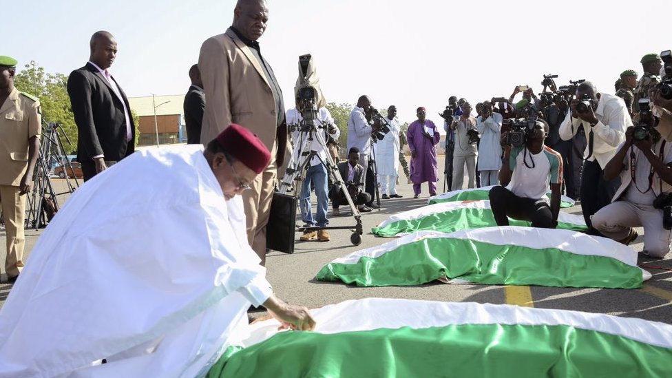 Махамаду Иссуфу принимает тела погибших солдат