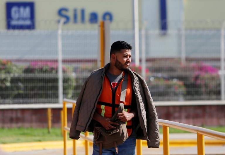 Un empleado en la planta de Silao de General Motors