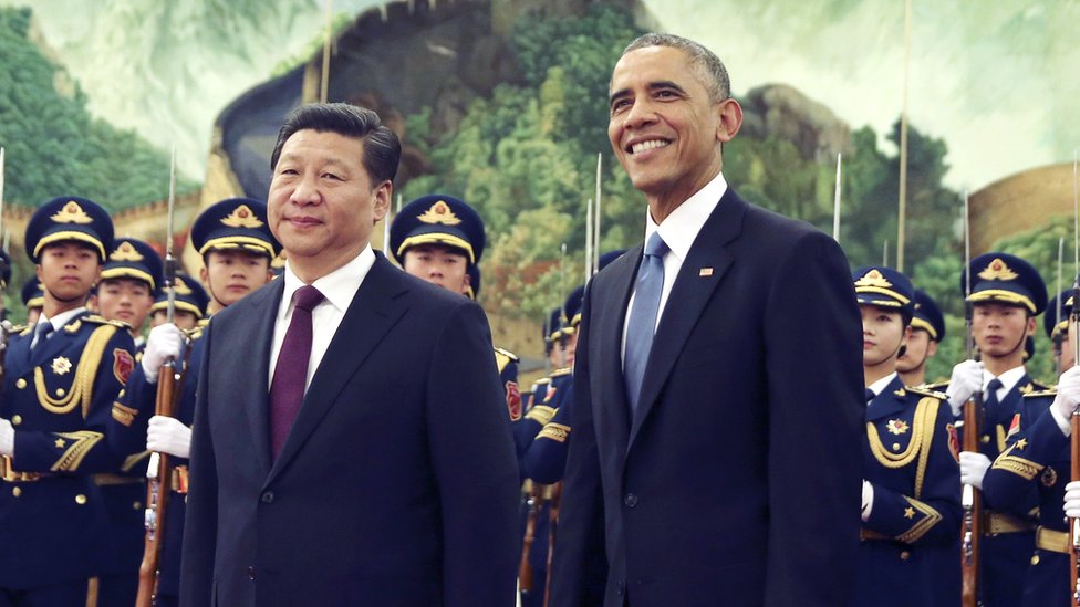 Президент Барак Обама улыбается рядом с Си Цзиньпином, 2014