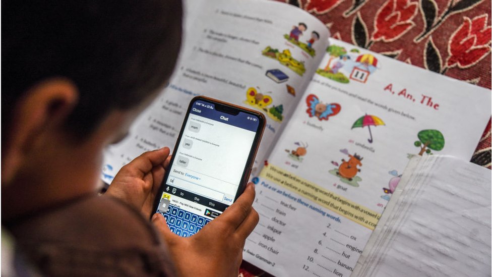 India coronavirus: Online classes expose extent of digital divide - BBC News