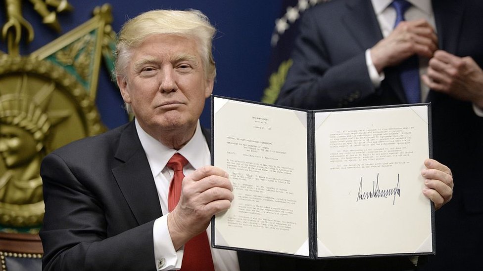 Donald Trump firma una orden ejecutiva que suspende la entrada a EE.UU. de  refugiados y de los ciudadanos de ciertos países musulmanes - BBC News Mundo