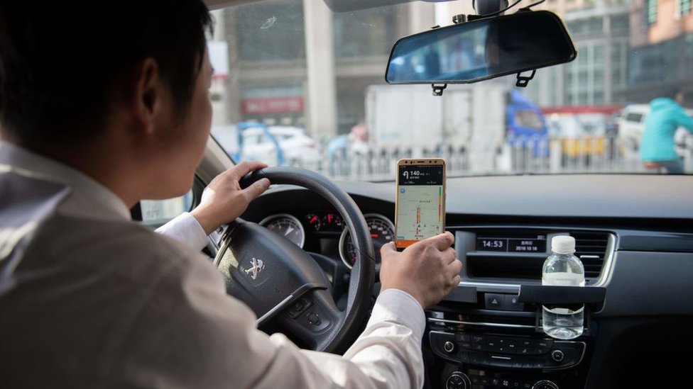 Un conductor en China con un teléfono