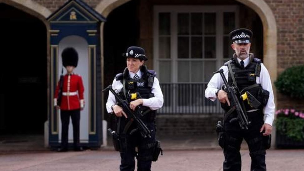 Polisi berjaga-jaga di London.
