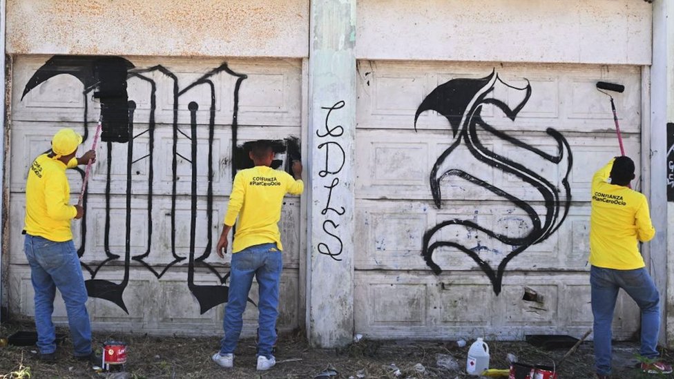Presos borran grafitis de pandillas