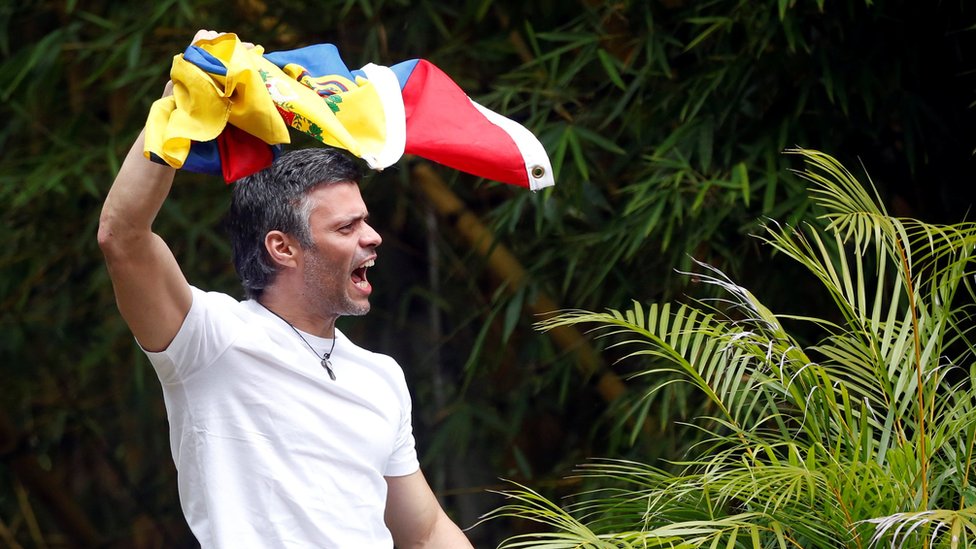 López salió de la cárcel como "medida humanitaria" dictada por el Tribunal Supremo de Justicia de Venezuela, pero deberá continuar su sentencia en casa. Leopoldo López