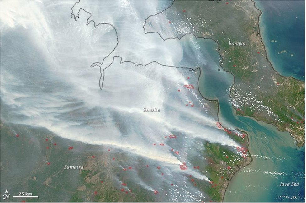 Спутниковые снимки дымки от лесных пожаров в Индонезии 24 сентября 2015 года