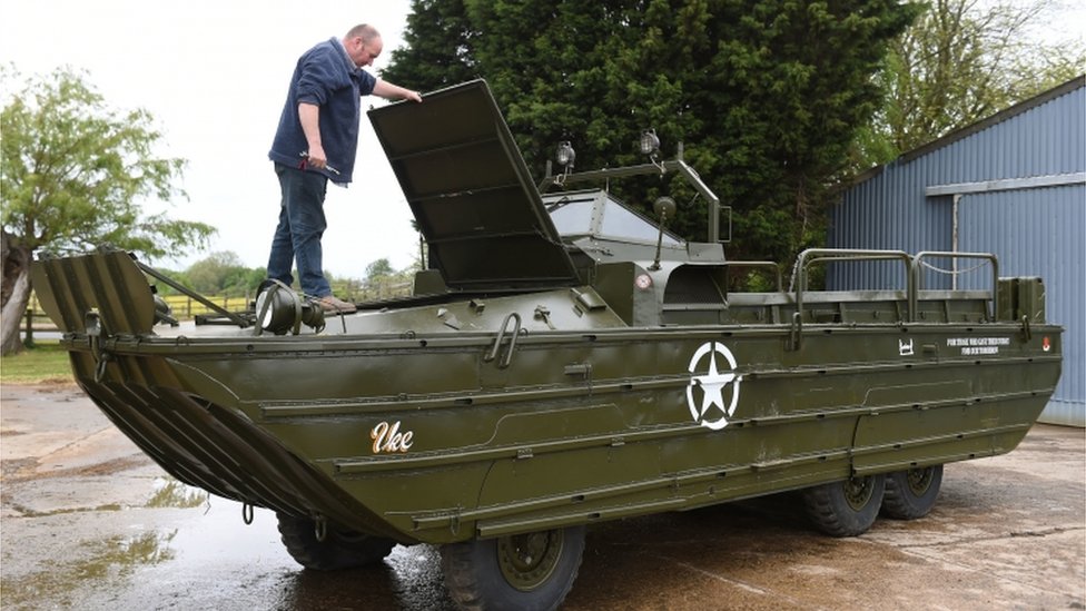 Грэм Смитерингейл и восстановленный DUKW