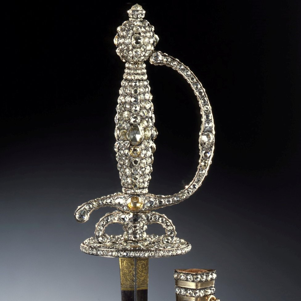 Una espada con varios diamantes grandes y docenas de diamantes más pequeños, parte de la colección de Dresde. Una espada con varios diamantes grandes y docenas de diamantes más pequeños, parte de la colección de Dresde.