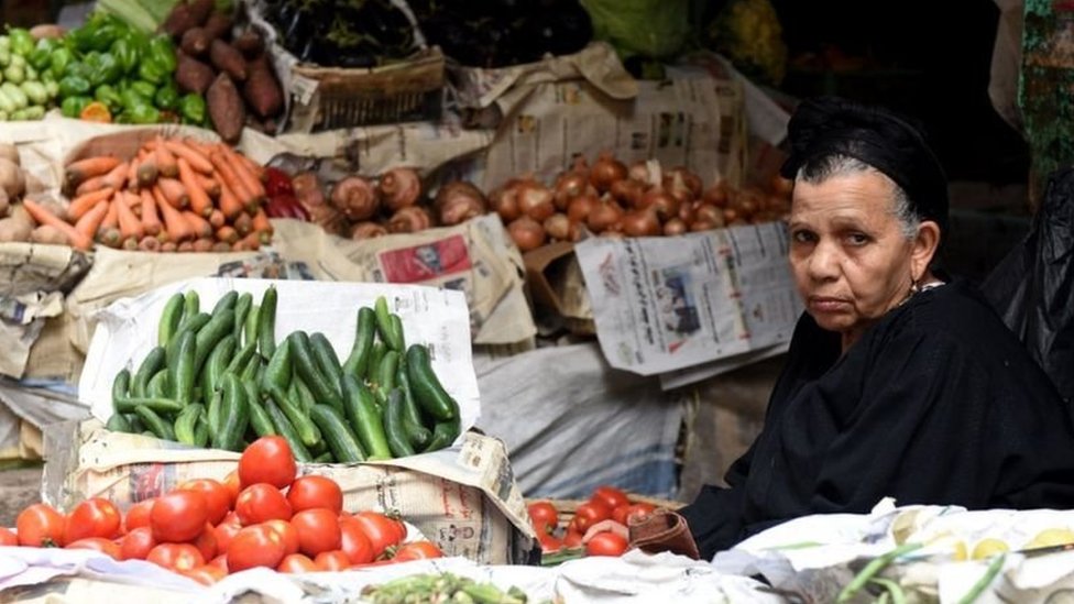 الجنيه المصري: مصريون يشكون الغلاء في ظل هبوط غير مسبوق لعملتهم المحلية 1 سيدة مصرية تبيع الخضراوات