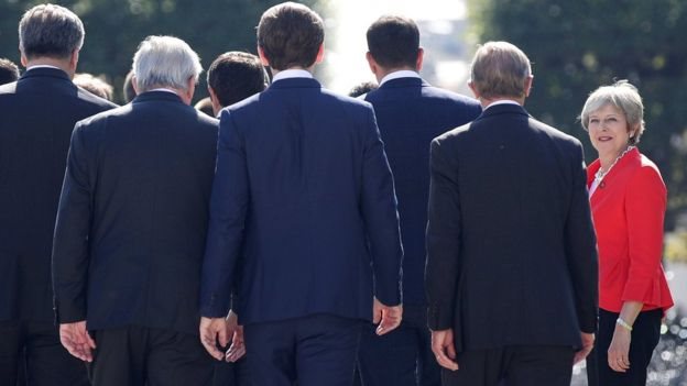İngiltere Başbakanı Theresa May, AB liderleri ve yetkililerine bakıyor