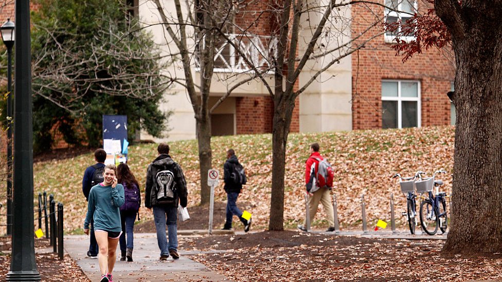 Para muchos estudiantes las fraternidades son una de las atracciones de la vida universitaria. estudiantes