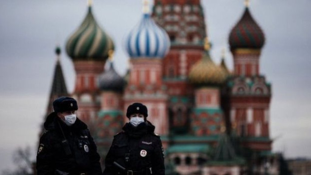 莫斯科的警察會讓人們出示被允許外出的二維碼。