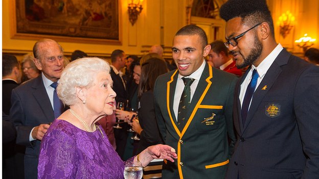 女王同南非橄欖球選手布萊恩·哈巴納（Bryan Habana）和澳大利亞選手亨利·斯佩特（Henry Speight），2015年