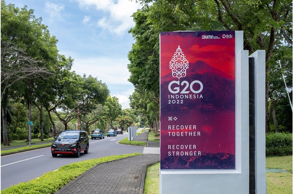 印度尼西亞巴厘島努沙杜瓦的G20峰會會場附近的G20宣傳橫幅。