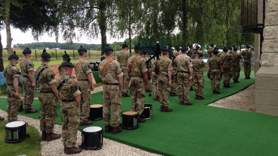 Солдаты репетируют церемонию у Ольстерской башни