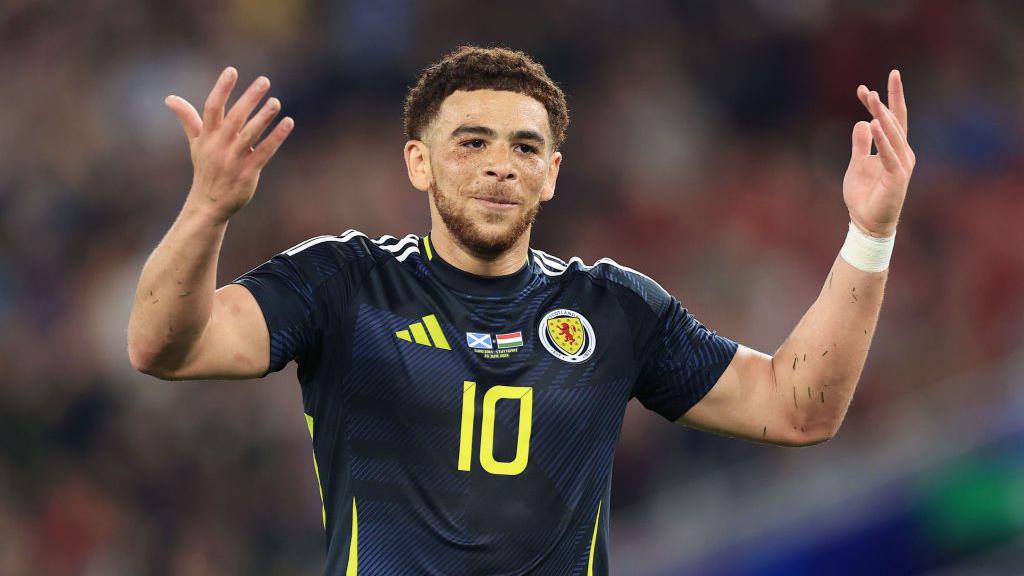 Che Adams: Scotland striker set for Torino medical - BBC Sport