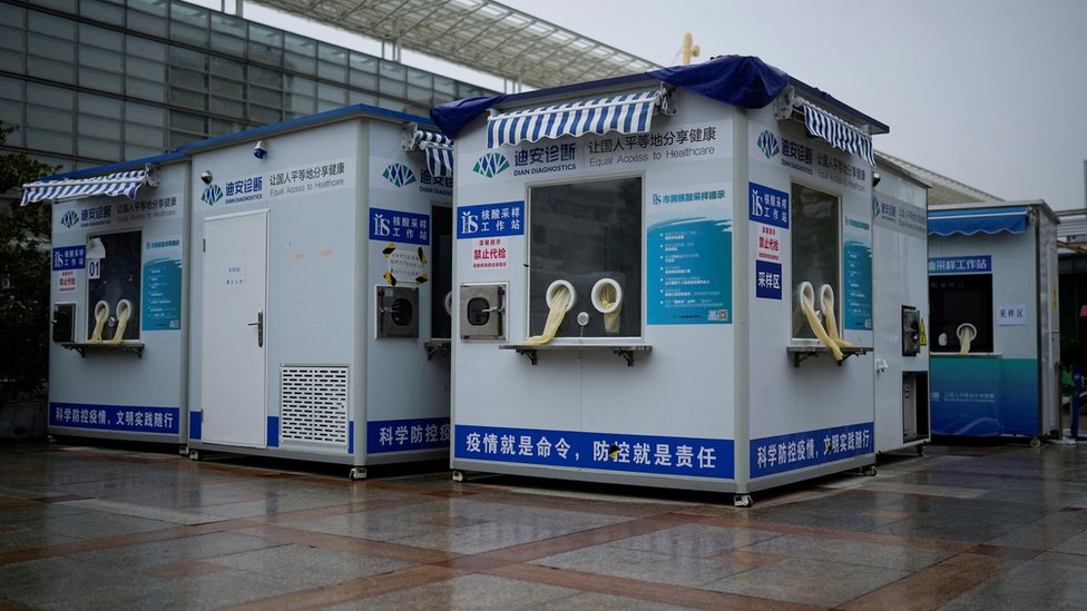 12月8日，上海火車站外封閉的流動核酸檢測室。