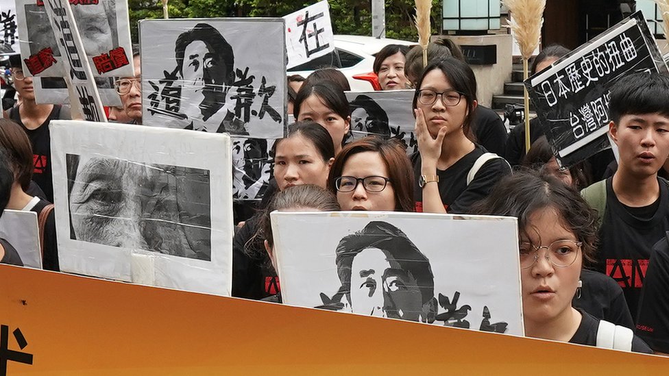 https://c.files.bbci.co.uk/8203/production/_129838233_taiwancomfortwomanprotest.jpg