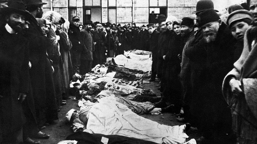 Foto de las víctimas de un linchamiento masivo ocurrido en 1905 en contra la comunidad judía en Rusia.