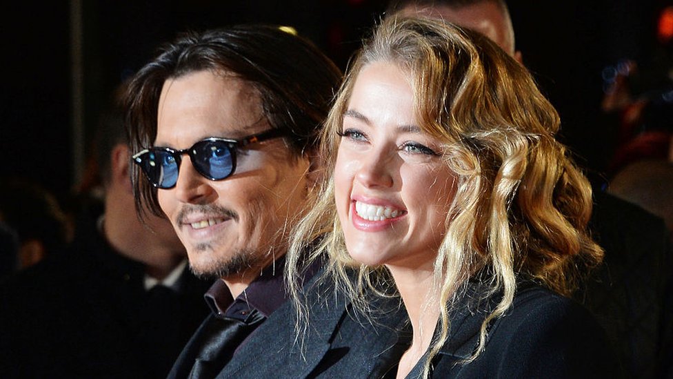 Johnny Depp y Amber Heard sonríen durante el estreno de su película "Mordecai", Londres, enero 2015