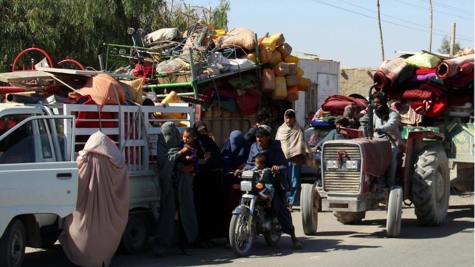 Афганцы покидают свои деревни после обострения боевых действий между боевиками Талибана и силами безопасности в Лашкаргахе, столице беспокойной провинции Гильменд, Афганистан, 12 октября 2020 года.