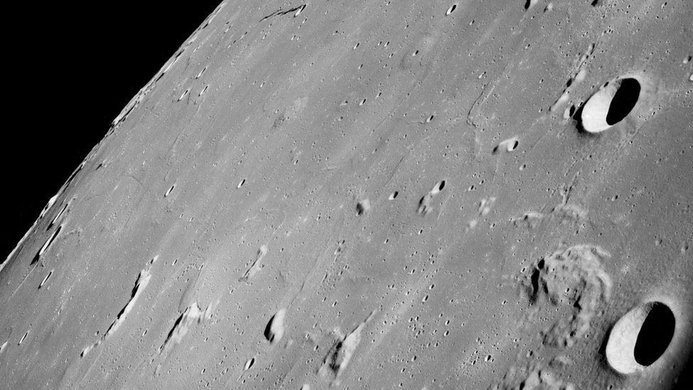 Superficie lunar con cráteres