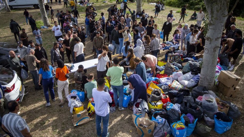 荷蘭特阿佩爾志願者向尋求庇護者派發物資（28/8/2022）