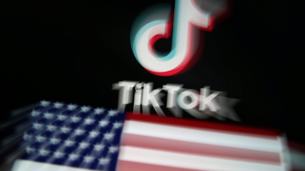 شعار تيك توك بجوار علم الولايات المتحدة