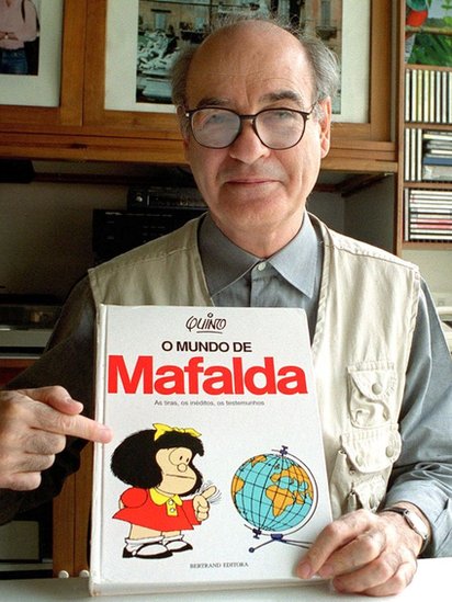Quino con un libro e Mafalda.