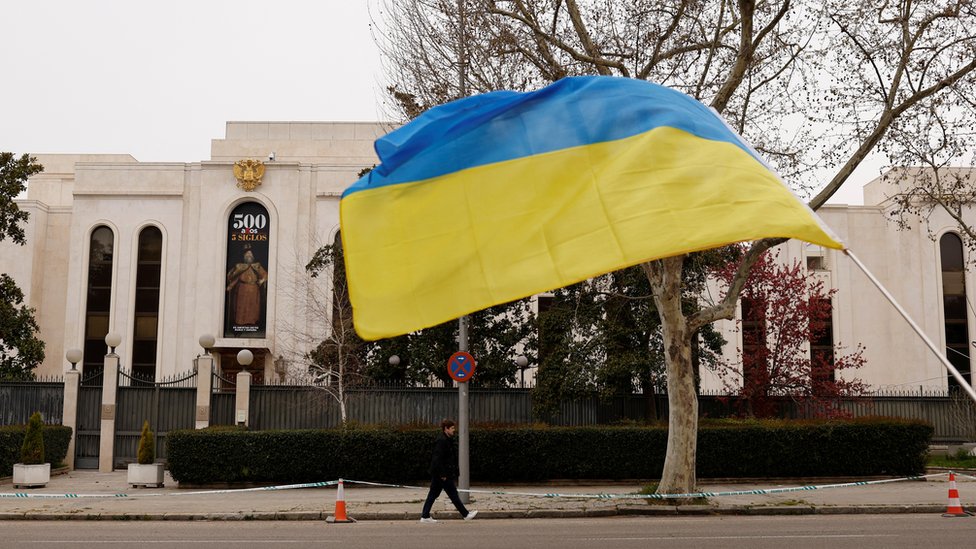 Bendera Ukraina di luar kedutaan Rusia di Madrid setelah Spanyol mengumumkan akan mengusir diplomat Rusia
