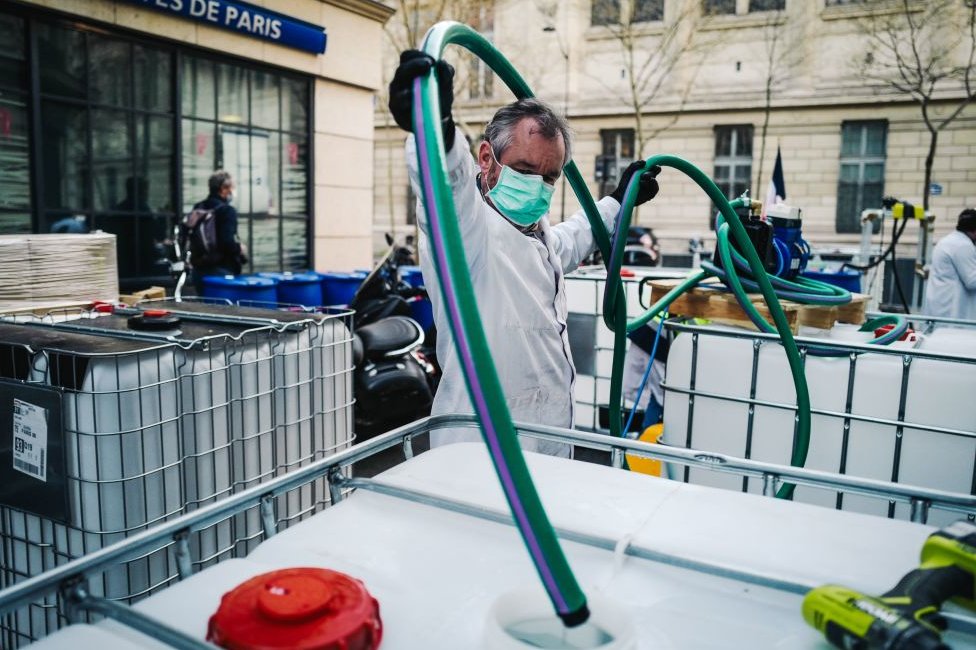 Аптека в Латинском квартале Парижа начала производить дезинфицирующее средство на улице