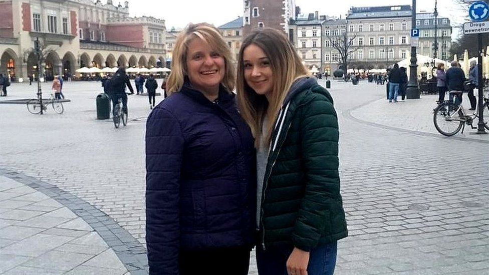 Элли Гулд и ее мать на семейном отдыхе в Польше