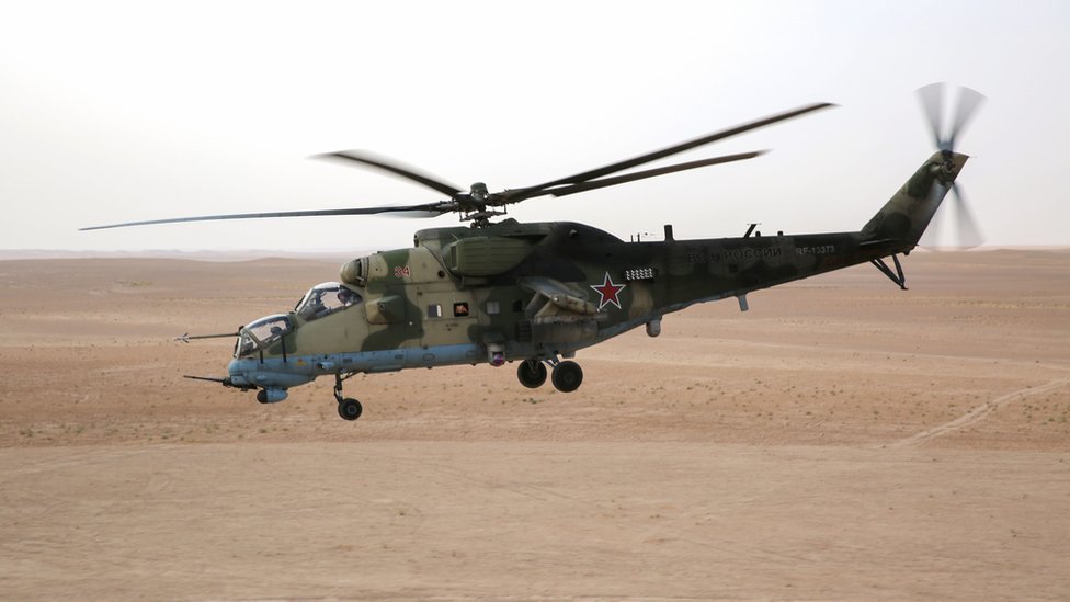 Un helicóptero de ataque ruso Mil Mi-24 vuela sobre la región de Deir ez Zor, en el este de Siria. Un helicóptero ruso en Siria.