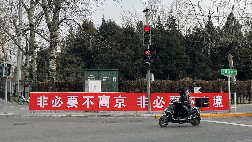Cartel en Pekín que alienta a la gente a no viajar