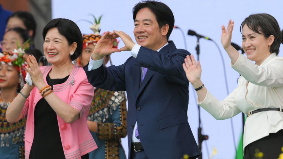 台灣總統賴清德（中）、第一夫人吳玫如（左）和副總統蕭美琴（右）在總統府舉行的就職典禮上宣誓就職後與台下觀眾互動。