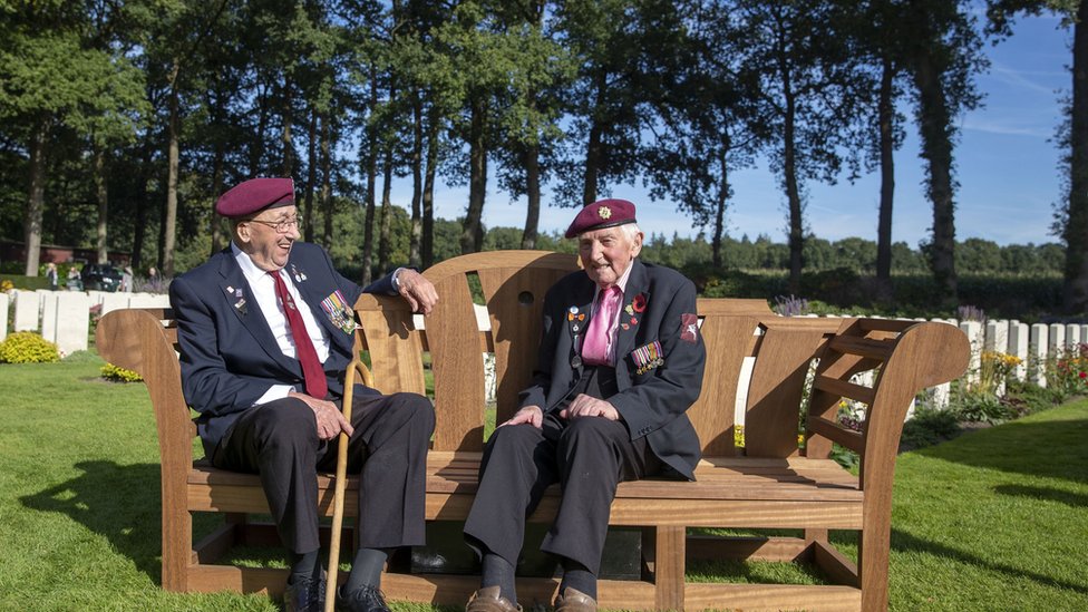 Ветераны Джефф Робертс (слева) и Рэй Уитвелл на военном кладбище CWGC Oosterbeek недалеко от Арнема, Нидерланды, 20 сентября 2019 г.